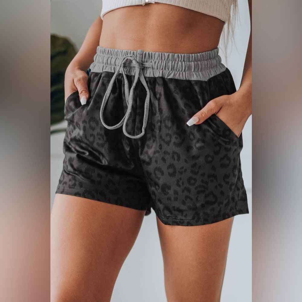 💫 Leopard Print Drawstring Waist Shorts with Pockets